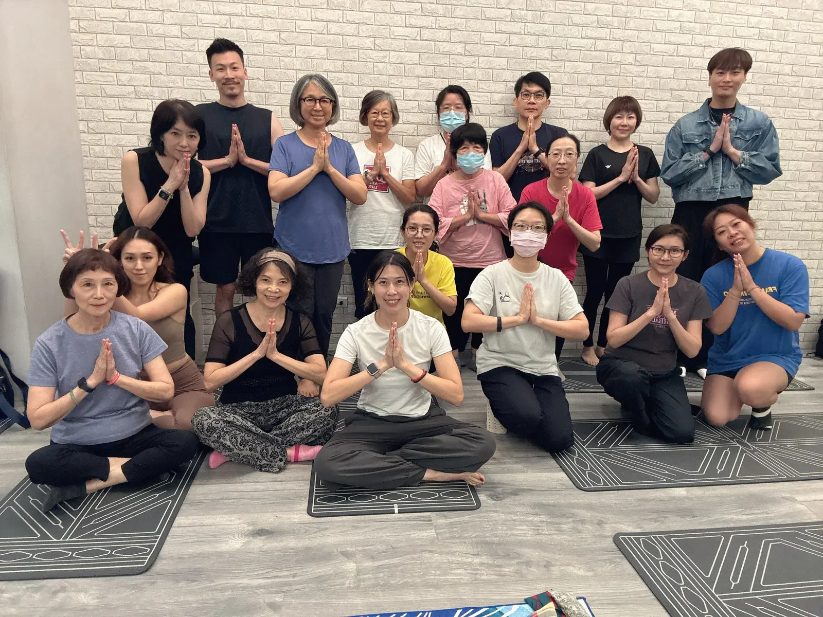 瑜珈課結束後，學員與老師在教室合照