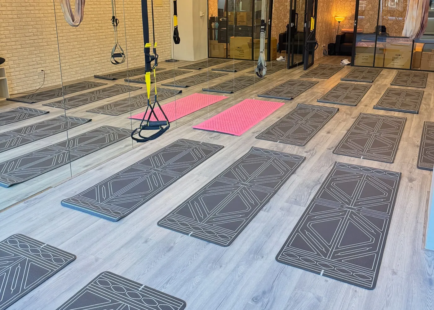 晨瑜教室：瑜珈墊、TRX 與空中瑜珈吊床